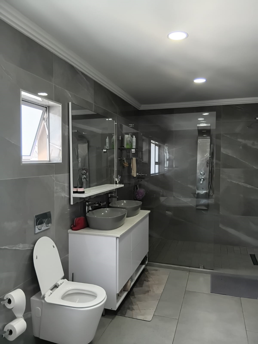 5 Bedroom Property for Sale in Beacon Bay Eastern Cape